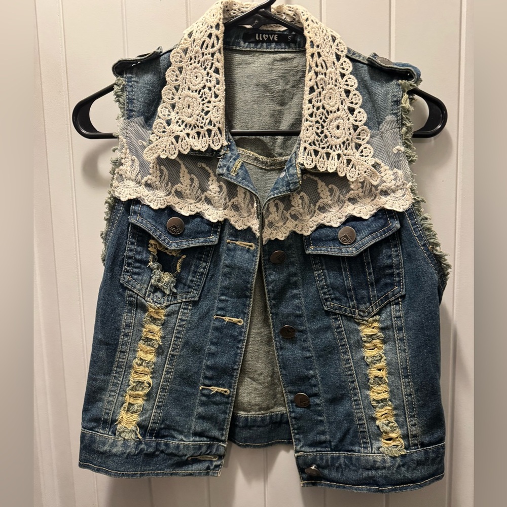 Chic Denim Vest with Lace Detail - Picture 3 of 6